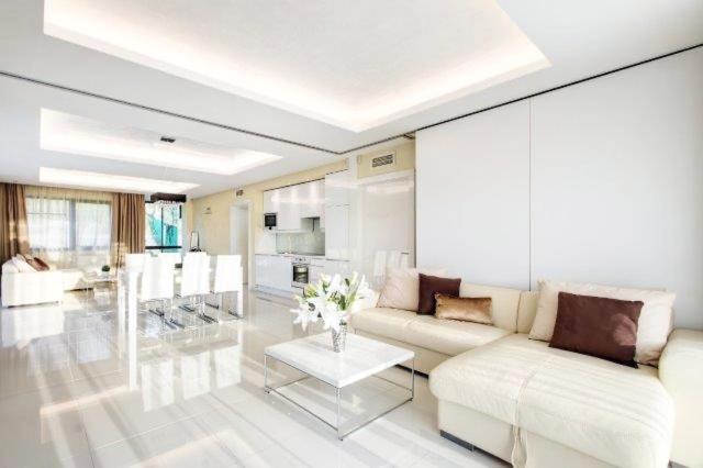 White Luxury Apartment *