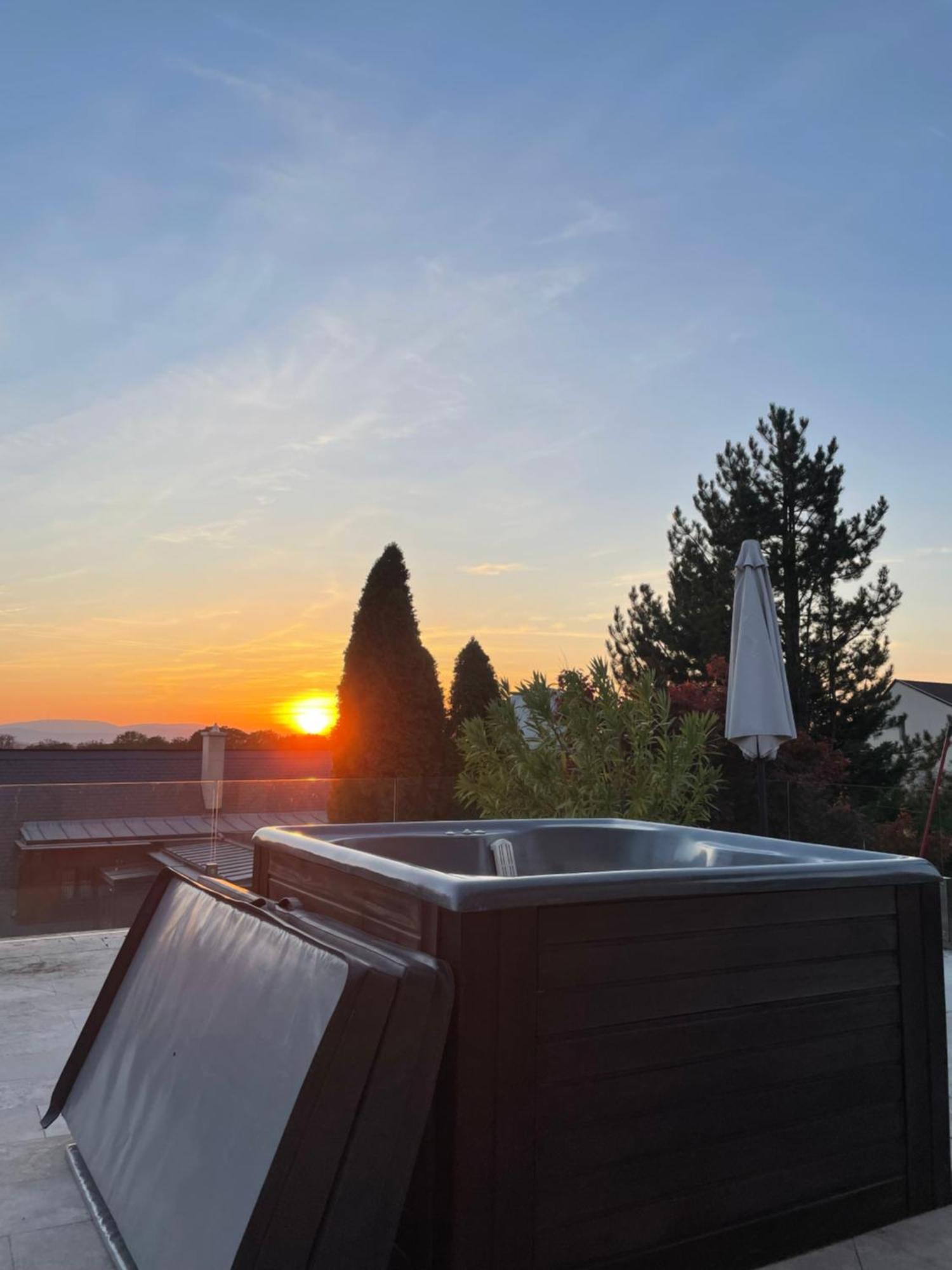 White Luxury Apartment Esztergom